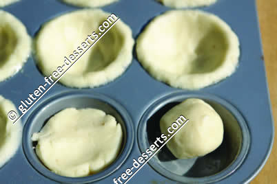 Picture: nut tarts how to form dough into cups.